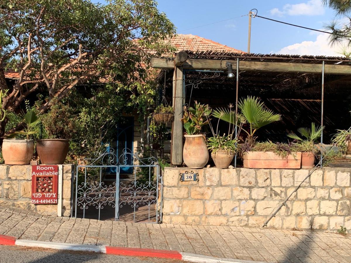 בית האבן העתיק מ-1885 עם מגונית פרטית בחצר Rosh Pinna Exterior foto