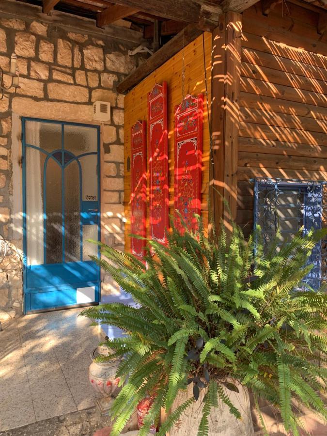 בית האבן העתיק מ-1885 עם מגונית פרטית בחצר Rosh Pinna Exterior foto