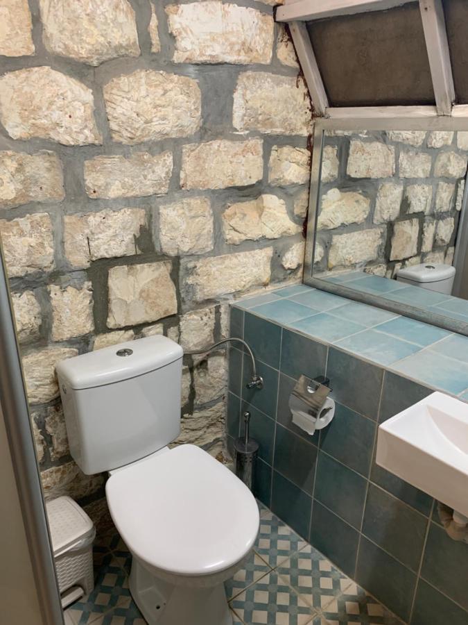 בית האבן העתיק מ-1885 עם מגונית פרטית בחצר Rosh Pinna Exterior foto