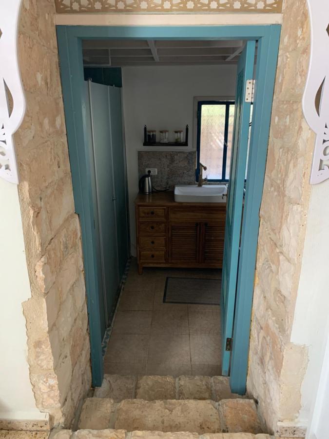 בית האבן העתיק מ-1885 עם מגונית פרטית בחצר Rosh Pinna Exterior foto