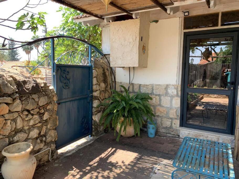 בית האבן העתיק מ-1885 עם מגונית פרטית בחצר Rosh Pinna Exterior foto